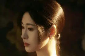 张碧晨金绣抹胸礼裙好高贵冷艳图片