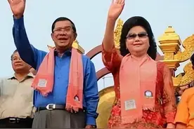 柬埔寨洪森首相携夫人，出席“吴哥宋干节”开幕式图片