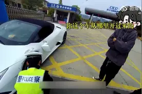 男子借朋友兰博基尼疲劳驾驶撞护栏：凌晨三点出发，一不留神撞上图片