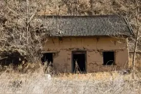 俗语“不怕门前有粪堆，就怕屋后黄土追”，是什么意思？图片