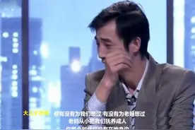 60岁老汉收养脑瘫儿20年，亲生儿子反目，病逝养子撒爱人间图片