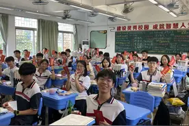 “金榜题名”红包、粽子挂件、高考加油手环 特别的爱给高三考生图片