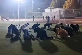 中传多名学生深夜在操场上集体爬行，校方回应：非学校要求图片