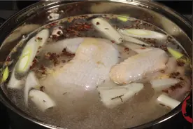 把鸡放在盐水中泡一泡，出锅比盐水鸭还好吃，学会全家夸你是大厨图片
