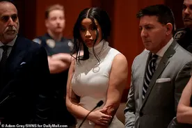CardiB又被送上法庭！穿奶白修身裙，移除95%填充物的臀部仍庞大图片