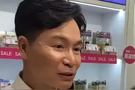 郭晋安专注打理家族生意，亲自到店招呼客人，素颜出镜鱼尾纹明显图片