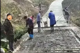 农村修的水泥路太给力了，保证坦克都压不烂，钢筋铺得太密集了图片