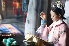 清朝妃子为何要戴长指甲套？除了好看之外，更多的是为了方便皇帝图片