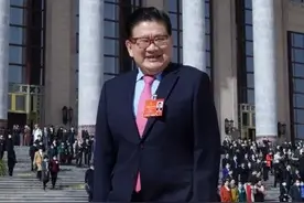 曹可凡代表｜进一步打击“水军”，营造清朗网络空间图片