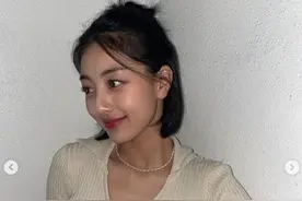 TWICE志效，大胆地展示丰满与纤细并存的完美身材图片