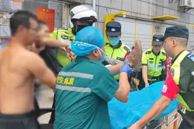 南安：情况紧急！他们合力将伤者送上救护车图片