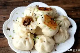 生煎好吃有技巧，早餐摊老板支招，金黄酥脆，鲜嫩多汁，满口生香图片