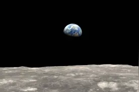 地球能悬浮在太空中？想多了，其实地球一直在往下掉图片