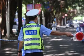 【公安抗疫一线】出行莫“任性”！北海公安交警严查疫情期间违规出行图片