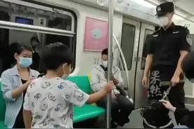 5岁男孩地铁求摸警犬获准许，狗狗主动凑上前图片