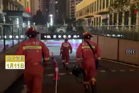 家长注意了！2岁娃手被车门夹得哇哇大哭图片