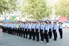 辅警不是叶问，请给辅警发根棍子图片