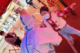 “对不起，妈妈不能抱你！”莆田仙游核酸采样点这个画面让人泪目……图片