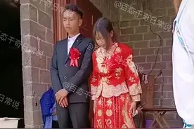 女子挺着大肚子拜堂，蓬头垢面脚穿拖鞋，身上的喜服也穿歪了图片