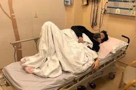 25岁男星吃蘑菇中毒！深夜送往医院就医，蜷缩在病床上输液报平安图片