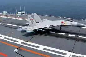 我国003航空母舰福建号即将下海试航，其具备三条电磁弹射轨道图片
