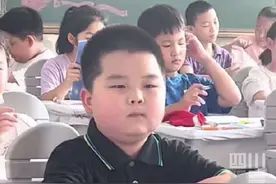 河北唐山一小男孩上课好像在听工作汇报 网友：“局里局气”的，特可爱图片