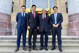 霍震霆与仨儿子罕见合照，34岁霍启仁显发福，不如霍启山帅气年轻图片