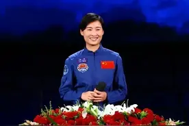 首位女性航天员刘洋，丈夫首次出镜，两人拥抱昔日的照片曝光图片