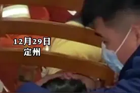两岁萌娃头卡椅子 消防及时解救图片