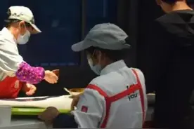 26岁男研究生为省饭钱，居然与三个打饭阿姨搞暧昧，太会过日子了图片