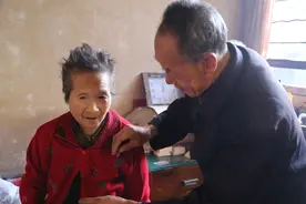 70岁大爷哭诉：家有长寿老人，是我晚年噩梦的开始，我活着太难了图片