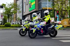 江苏南通：海安铁骑驾警用摩托送孩子上学？图片