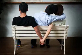 睡觉时，女人有这些行为，往往是外边有人，不要看不清图片
