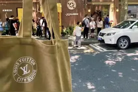 “又蠢又穷又虚荣”的那个包，你们还好意思背吗？图片