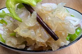 银耳不做羹汤，和青椒，洋葱简单一拌，爽口开胃，下酒佐餐都行图片
