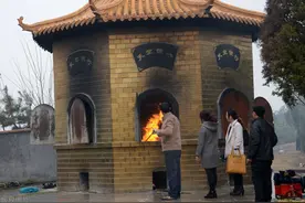 长子长孙、养儿防老？拉倒吧，大孝子上坟连烧纸都不买，蹭兄弟的图片