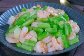 黄瓜炒虾仁，最忌直接下锅炒，菜馆这样做，清鲜脆嫩不出水，收藏图片