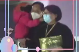唐嫣父亲抱孙女探望舅妈黄曦宁，3岁小小糖呆萌可爱，着急见妹妹图片