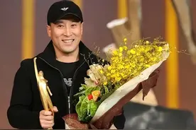 冠军李永波恋爱8年娶妻，卸任教练后种榴莲，今身材发福两鬓斑白图片