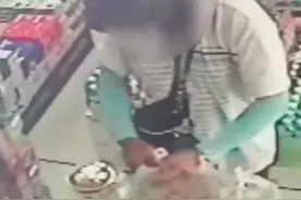 外卖员与商家起争执给顾客餐里撒盐，平台回应：已第一时间上报，正在跟进图片