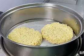 把方便面放锅里蒸一蒸，出锅就是童年美食，从小吃到大，太香了图片