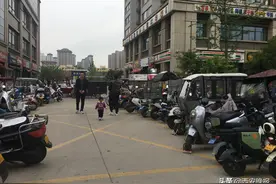 未央区一小区门口电动车乱停乱放，地下停放区却空空荡荡图片