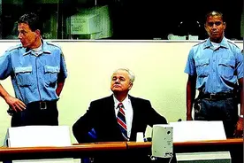 2001年金吉奇用承诺诱捕米洛舍维奇，将其私自引渡海牙，下场如何图片