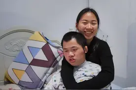 27岁女孩每晚与23岁弟弟同睡，至今不找男友：我就和弟弟过一辈子图片
