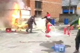 观光车燃起熊熊大火，一旁还有油罐车，贵州快递小哥们扑了上去图片