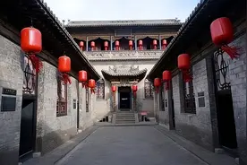 乔家大院富甲一方，为何日本侵略时不打劫？看看门口挂的啥图片
