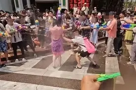 被撕扯雨衣女子称涉事男子已得到“惩罚”，从未说“再也不来云南”，文旅局：此事已由当地公安处理完毕图片