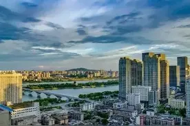 同为中部地区重要城市，强省会战略下的长沙赶上武汉还需要多久图片