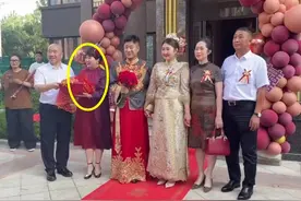 王亮大婚现场，王小利亲喂饺子、继母李琳端喜盆，生母随礼1000万图片
