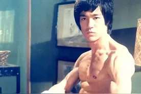 史泰龙挑衅李小龙，结果差点被打死，可成龙却不服的说他被神话了图片